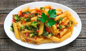 Penne con broccoli e peperoni rossi, un piatto colorato e saporito, perfetto come condimenti per pasta.