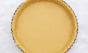 Base per crostata pronta, una deliziosa pasta frolla senza glutine, attende il suo ripieno.