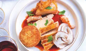 Piatto di pollo alla marengo con gamberi, funghi e tortino.