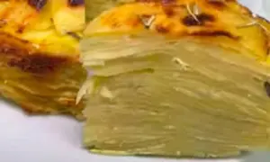 Un delizioso timballo di patate, con strati sottili e dorati, pronto per essere gustato.