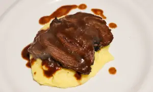Guancia di vitello tenerissima su un letto di purè, nappata con una ricca salsa bruna.