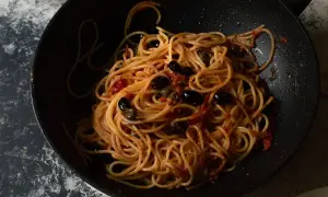 Spaghetti al sugo con olive nere e capperi, un piatto che sa di casa e di sapori intensi, quasi come una pasta con nduja.