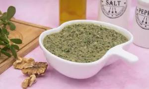 Un cremoso pesto di portulaca, arricchito da noci e olio, pronto per insaporire i tuoi piatti.