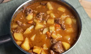 Un saporito spezzatino con patate, un classico spezzatino con patate ricetta della nonna, cotto lentamente in un tegame.