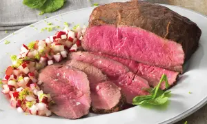 Roast beef ricetta: succulento arrosto affettato con contorno di ravanelli e scorza di lime.