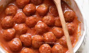 Polpette di carne succulente in un sugo rosso, pronte per essere gustate. Una ricetta polpette di carne che profuma di casa.