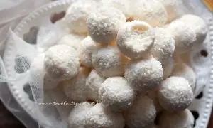Deliziose palline di cocco, dolcetti soffici e profumati, perfetti per ogni occasione.