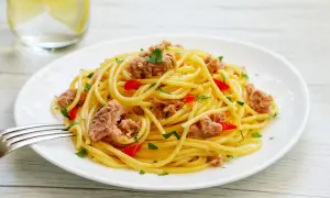 Spaghetti al tonno, un classico intramontabile, la ricetta della nonna che profuma di casa. Un piatto semplice ma ricco di sapore.