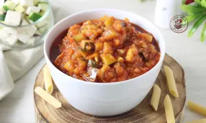 Un saporito ragù di verdure, ricco di zucchine e melanzane, pronto per condire la pasta.