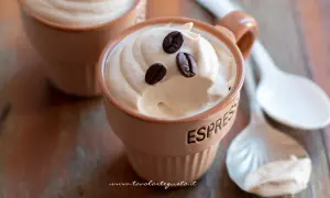 Deliziosa crema caffè fredda in tazzine, guarnita con chicchi di caffè. Perfetta per una pausa rinfrescante.