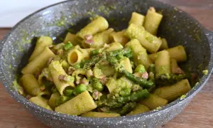 Pasta con asparagi e pancetta, un piatto fatto in casa da Benedetta, cremoso e saporito, pronto per essere gustato.