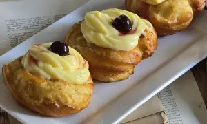 Zeppole di San Giuseppe: dolci fritti con crema pasticcera e ciliegina, un'esplosione di sapore.