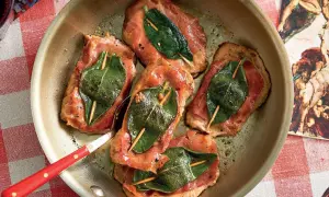 Saltimbocca alla romana in padella, con prosciutto e salvia, pronti per essere gustati.