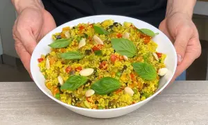Cous cous colorato con verdure miste, mandorle e basilico. Un'idea perfetta su come condire il cous cous per un piatto fresco e gustoso.