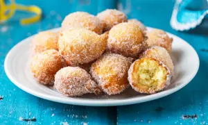 Frittelle di Carnevale facili e veloci, dorate e zuccherate, perfette per una festa.
