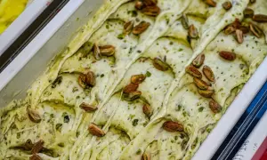 Gelato cremoso al pesto di pistacchio, guarnito con pistacchi interi tostati.
