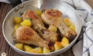 Fusi di pollo in padella, dorati e succulenti, accompagnati da patate croccanti. Un piatto semplice e gustoso.