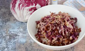 Radicchio in padella, un contorno saporito e colorato, guarnito con semi di sesamo.