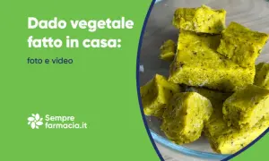 Cubetti di dado vegetale fatto in casa, pronti per insaporire i tuoi piatti.