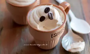Crema al caffè veloce in tazzine, guarnita con chicchi di caffè. Perfetta per una pausa golosa.