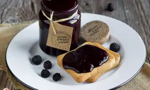 Marmellata di more fatto in casa da Benedetta, su fette biscottate, con more fresche e un'etichetta "Home Sweet Home".