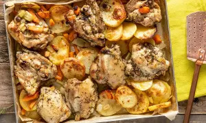 Sovracosce di pollo dorate e succulente, cotte al forno con patate, carote e sedano. Un piatto saporito e invitante.