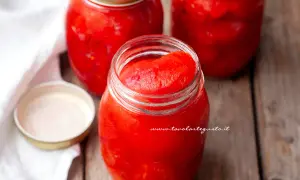 Barattoli di pomodori pelati fatti in casa, pronti per essere gustati.