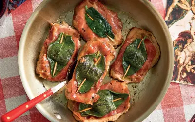 Saltimbocca alla romana in padella, con prosciutto e salvia, pronti per essere gustati.