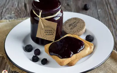 Marmellata di more fatto in casa da Benedetta, su fette biscottate, con more fresche e un'etichetta "Home Sweet Home".