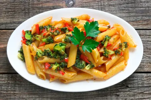 Penne con broccoli e peperoni rossi, un piatto colorato e saporito, perfetto come condimenti per pasta.