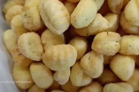 Gnocchi dorati e croccanti, cotti alla perfezione nella friggitrice ad aria. Un contorno o piatto unico veloce e gustoso.