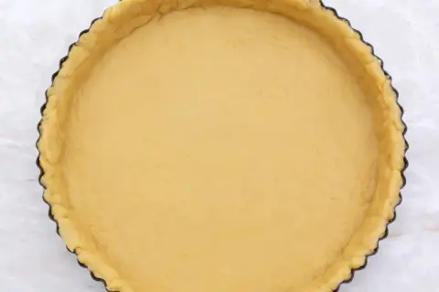 Base per crostata pronta, una deliziosa pasta frolla senza glutine, attende il suo ripieno.
