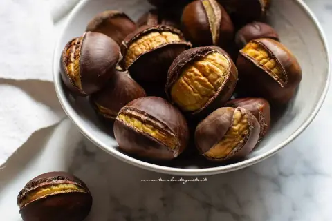 Castagne in friggitrice ad aria, dorate e pronte da gustare. Un comfort food autunnale facile e veloce.