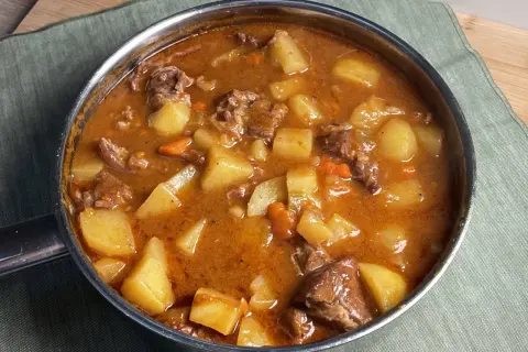 Un saporito spezzatino con patate, un classico spezzatino con patate ricetta della nonna, cotto lentamente in un tegame.