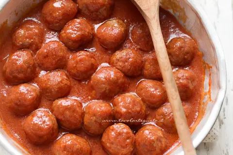 Polpette di carne succulente in un sugo rosso, pronte per essere gustate. Una ricetta polpette di carne che profuma di casa.