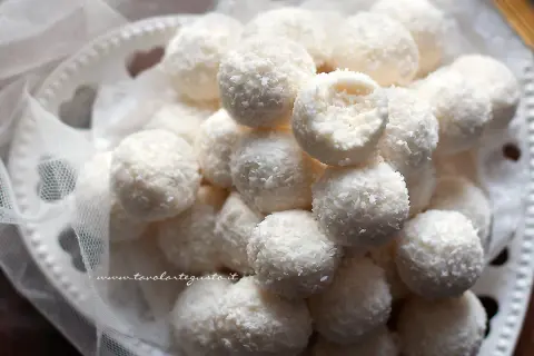 Deliziose palline di cocco, dolcetti soffici e profumati, perfetti per ogni occasione.