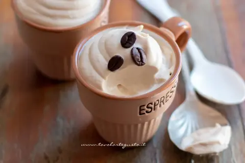 Deliziosa crema caffè fredda in tazzine, guarnita con chicchi di caffè. Perfetta per una pausa rinfrescante.