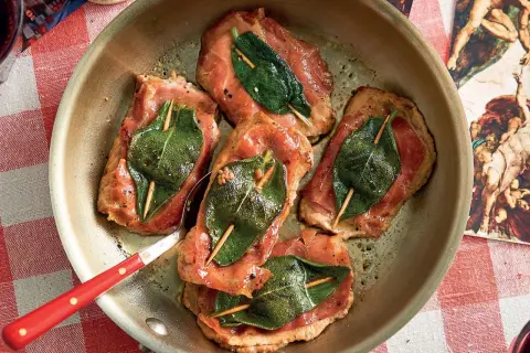 Saltimbocca alla romana in padella, con prosciutto e salvia, pronti per essere gustati.