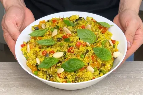 Cous cous colorato con verdure miste, mandorle e basilico. Un'idea perfetta su come condire il cous cous per un piatto fresco e gustoso.