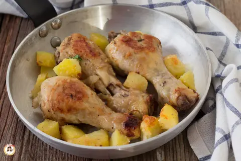 Fusi di pollo in padella, dorati e succulenti, accompagnati da patate croccanti. Un piatto semplice e gustoso.