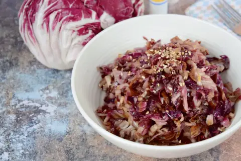 Radicchio in padella, un contorno saporito e colorato, guarnito con semi di sesamo.