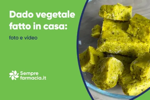 Cubetti di dado vegetale fatto in casa, pronti per insaporire i tuoi piatti.
