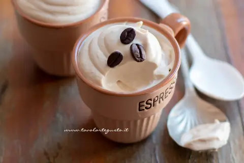 Crema al caffè veloce in tazzine, guarnita con chicchi di caffè. Perfetta per una pausa golosa.