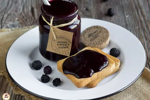 Marmellata di more fatto in casa da Benedetta, su fette biscottate, con more fresche e un'etichetta "Home Sweet Home".