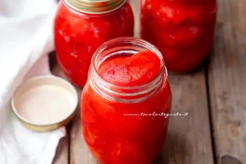 Barattoli di pomodori pelati fatti in casa, pronti per essere gustati.
