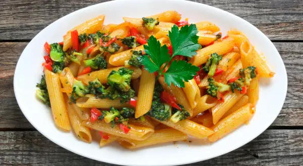 Penne con broccoli e peperoni rossi, un piatto colorato e saporito, perfetto come condimenti per pasta.