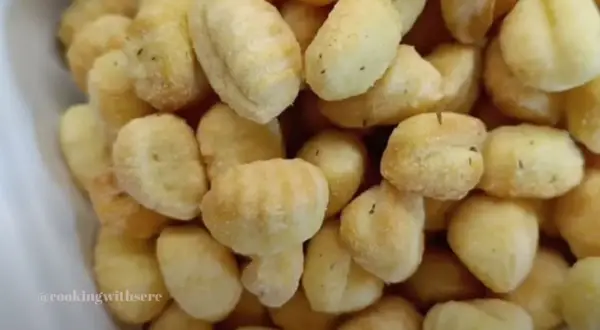 Gnocchi dorati e croccanti, cotti alla perfezione nella friggitrice ad aria. Un contorno o piatto unico veloce e gustoso.