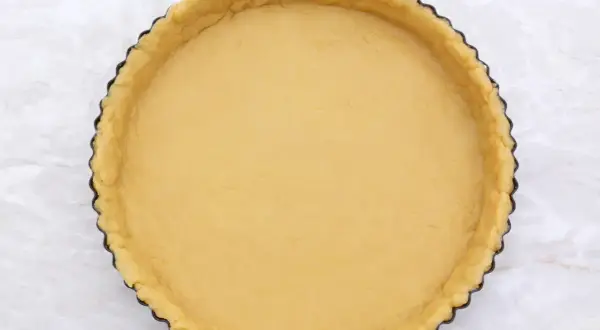 Base per crostata pronta, una deliziosa pasta frolla senza glutine, attende il suo ripieno.