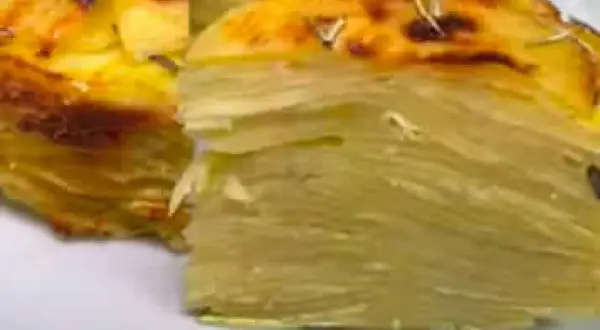 Un delizioso timballo di patate, con strati sottili e dorati, pronto per essere gustato.