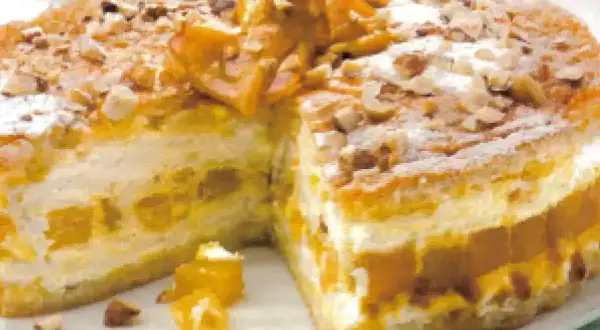 Torta soffice con strati di crema e albicocche, decorata con mandorle e zucchero a velo. Un delizioso tiramisù giallo zafferano.